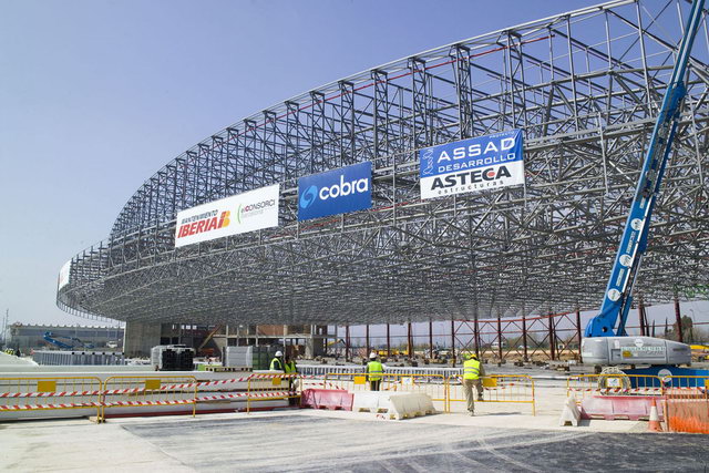 Cubierta del futuro hangar de Iberia en el aeropuerto del Prat (Barcelona) en proceso de izada